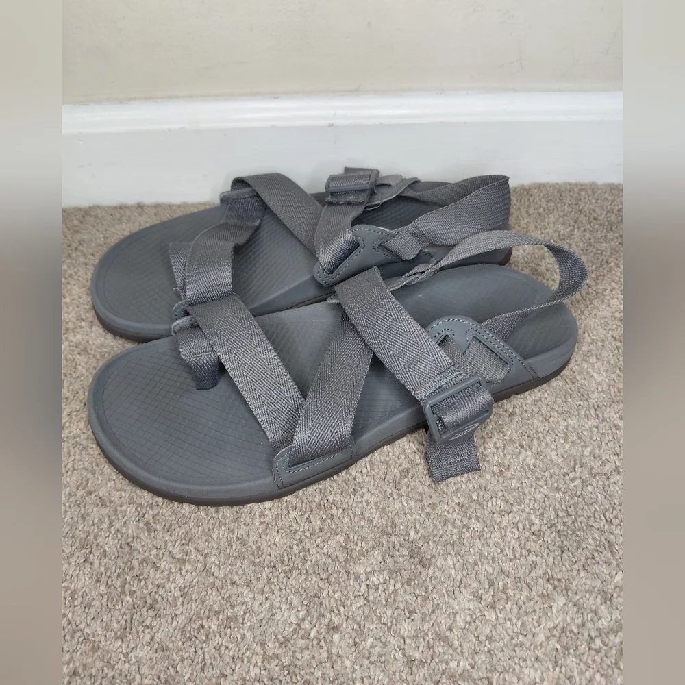 Chaco Men Size 9M Gray Strappy Sandals